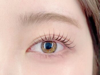 エメローズ 梅田店(AIMEROSE)の写真/"毛先までこだわる"きゅるんと目元*【束感デザインまつ毛パーマ¥3300】多数のロッドで理想の仕上がりに☆