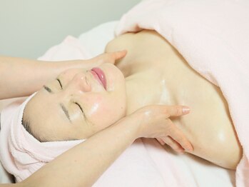 ラ バロン ド ミツイ2/デコルテ施術中