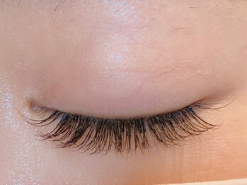 サロンドチュチュ 武蔵小杉(Salon de TuTu)の写真/最高級セーブルで自まつげの負担を軽減しながらボリュームのある目元へ♪モチのいいフラットラッシュも◎