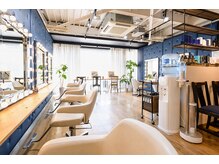 ヘッドスパ ブレインズリラクシング 下北沢(BRAINS)の雰囲気（美容室併設サロンならでは仕上げは解放感たっぷり空間で艶髪に♪）