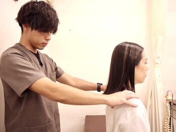 ワン整骨院 池袋院(ONE整骨院)の写真/【人気No,1★姿勢矯正+マッサージ+肩甲骨剥し¥3,300】猫背・巻き肩卒業!!Google口コミ4.8の高評価♪