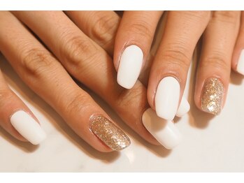 ネーリア(NAILIA)/マットホワイト×ラメネイル