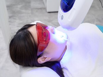 ホワイトニングカフェ 市川店(Whitening Cafe)の写真/《速攻性◎差し歯もOK♪》お客様それぞれのなりたい白さに合わせてご提案！複数回照射で効果UP♪駅徒歩1分