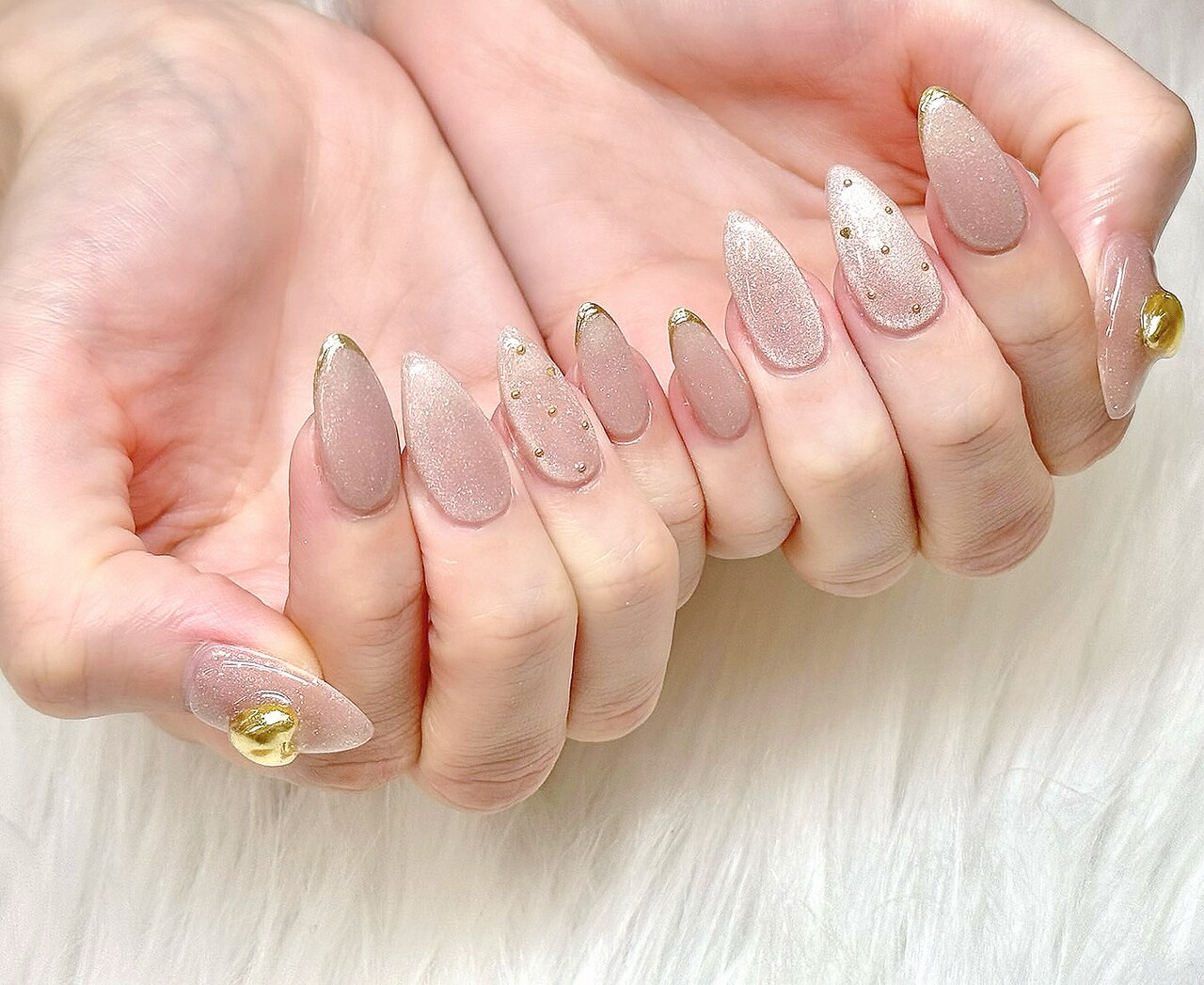 2025年-2026年冬トレンド】イエロー ハート ハンドのネイルデザイン集