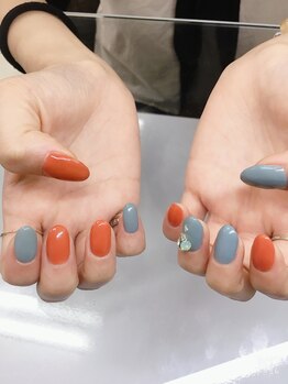 ガガ ネイルアンドビューティー(GAGA)/ブルーグレージュ&テラコッタ