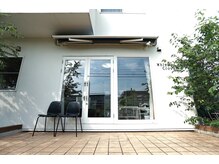 まき爪晴れるの雰囲気（入り口近くの椅子はサロン前の緑を眺められる場所です。）