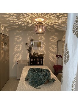 アヌクローシャ/【夜の内観】幻想的な空間