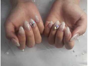 Whiteグラデパーツの姫系ネイル