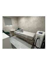 スリー(THREE) 施術 スタッフ