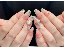 ガラスフレンチ×ビジューネイル