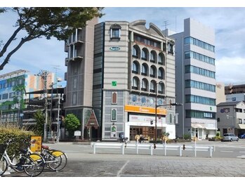 飛花(HIKA)/ザビエル公園向かい角のビルです