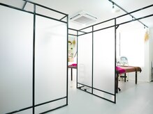 ベルグランツ(Belle Glanz)/白を基調とした清潔感溢れる店内