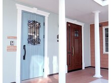 エビアス 旭川豊岡(evias)の雰囲気（ブルーのドアが＜レディース店＞・ブラウンのドアが＜メンズ店＞）