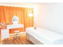 しらたま素肌 梅田北新地店の雰囲気(電気マットの入った暖かいベッドで寝転がって施術が受けられます)