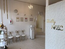 シェリーネイル 東浦和店(ShellyNAIL)の雰囲気（白とゴールドを基調とした可愛い店内♪）