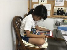 てんゆう整体/子供がゲームをする姿勢