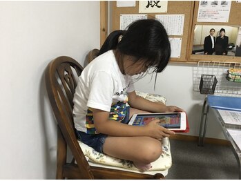 てんゆう整体/子供がゲームをする姿勢