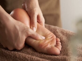 平和マッサージ天満市場店の写真/足つぼの”痛気持ちいい”刺激がクセになる！老廃物の排出を促し、溜まったダルさやむくみを根本から改善◎