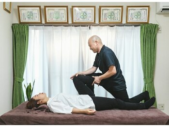 カイロプラクティック よつはの写真/長年の猫背や姿勢の悪さで悩んでいる方お任せください！いきなりバキバキは絶対しません◎