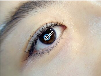 シャイン(shine)の写真/軽くてモチが抜群のフラットラッシュならナチュラルメイクにも映える！毎日のメイク時短になるのが嬉しい◎