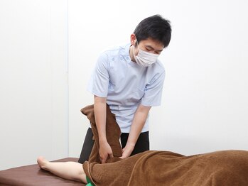 せのび整体院/実際はタオルの上から施術します