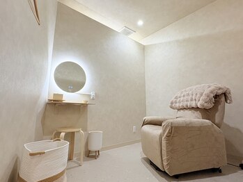 スナイ(SNAY)の写真/落ち着いた完全個室でゆっくり施術を受けられるプライベート空間♪周りを気にせずお過ごしいただけます！