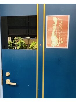 チャナン(canang)/サロンは2階です