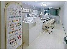 ハニネイル 三ノ宮店(Hani Nail)の雰囲気（白を基調とした清潔感ある落ち着いたネイル空間）