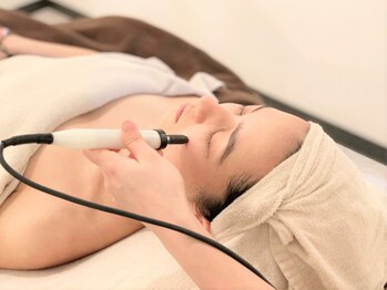 クリニカルエステ リフィーナ 辻堂店/結果重視のシミケア