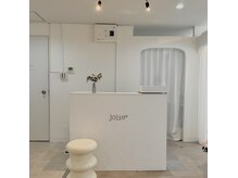 ジョリープラス 堺東店(jolie+)の雰囲気（白を基調とした女性らしい店内は落ち着いた雰囲気が◎）