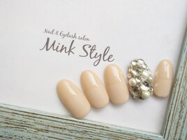 ベージュ×ビジューネイル