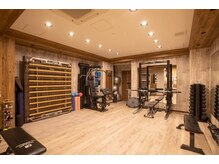 ストラテジックジムエイトナイン(StrategicGym89)の雰囲気（明るく開放的な店内）