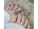 足元から輝くカラフルネイル