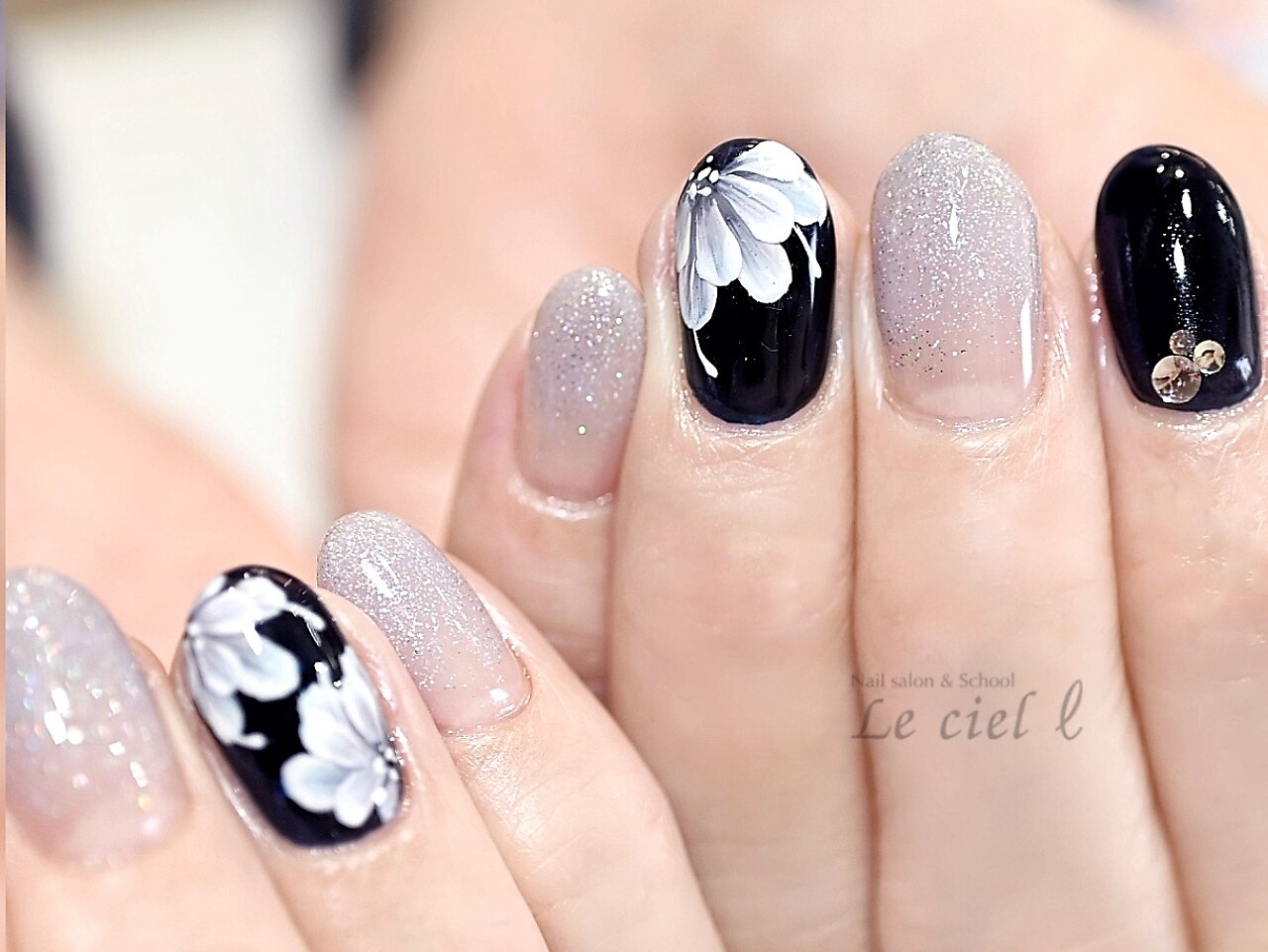 2026年冬トレンド】ブラック フラワーのネイルデザイン集｜人気順｜2