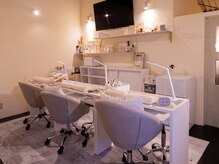 サロン プリマ(Salon Prima)の雰囲気（大型モニターで映画やドラマを観ながら施術ができるハンド席）