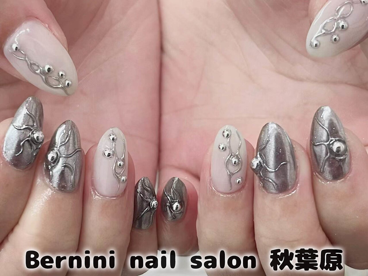2025年-2026年冬トレンド】シルバー ハート ハンドのネイルデザイン集