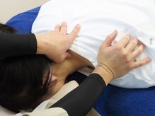 整体院プライムボディの雰囲気（ガチガチに固まった首肩まわりを周りから気持ちよくほぐします）