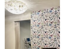 チェアリープラス(CHEARYplus)の雰囲気（可愛い店内、広々待合室と完全個室スペースでリラックス）