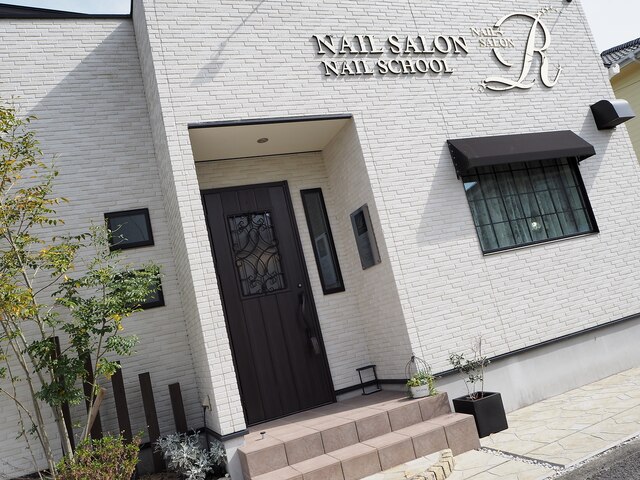 NAIL SALON R