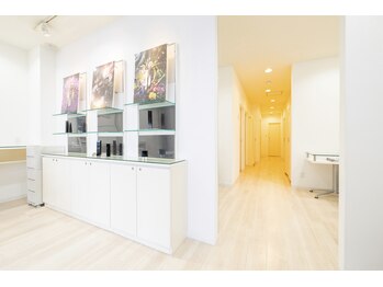 ポーラ ザ ビューティ 名鉄一宮駅前店(POLA THE BEAUTY)/奥行きある店内