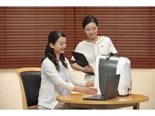 1. 『カウンセリング＆肌質診断』 肌質検査機の結果をもとに、お悩みを丁寧にカウンセリング