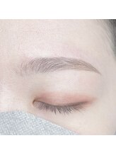 ヴィノス(Vinos)/優しい×女性らしい平行アーチ眉