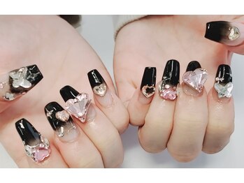 プリンセスネイル(Princess NAIL)/ブラックグラデ、ストーン盛り。