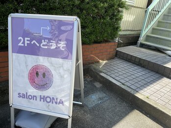 ホナ(HONA)/ニコちゃんマークが目印