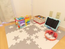 ボディラボらくなり/おもちゃ・ベッドの横で遊べます