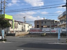 駐車場はカラオケまねきねこの縦看板が目印です。２台駐車可能