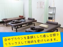 ヒューマン鍼灸接骨院の雰囲気（白を基調とした空間でリラックスして施術を受けられます）
