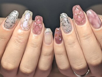 ネイルアンドアイラッシュアンドアロマ ピグレット(PIGLET)の写真/【サンプルデザイン多数取り揃え★】お気に入りのデザインで、指先からキレイとワクワクをゲットしよう♪