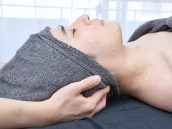 ヌーマ バイ アミーカリーナ(Numa by Amicarina)の写真/男性は肌で印象に大きく差がつく！毛穴/テカリ/肌荒れを徹底ケア◎アイブロウWAXとセットで施術もOK♪