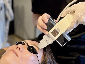 男の眉毛専門店　眉毛屋　【浜松メンズ眉毛/浜松メンズアイブロウ】の写真/スタイリングと脱毛のWケア！眉スタイリング＋フラッシュ脱毛が初回9,000円♪男のおしゃれを楽しもう♪